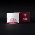 Barattolo da 250ml e confezione bordeaux della crema drenante Blue B Breeze Re9va di Linea55 al mirtillo su sfondo bianco e rosso.