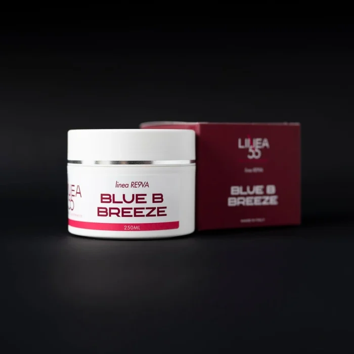 Barattolo da 250ml e confezione bordeaux della crema drenante Blue B Breeze Re9va di Linea55 al mirtillo su sfondo bianco e rosso.