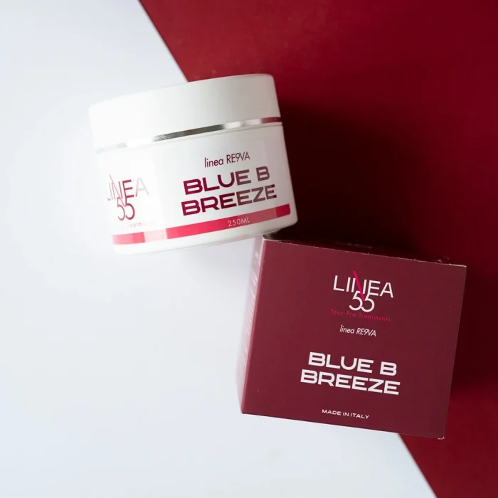 Crema drenante Blue B Breeze Re9va di Linea55 con barattolo bianco da 250ml su sfondo bicolore bianco e rosso.