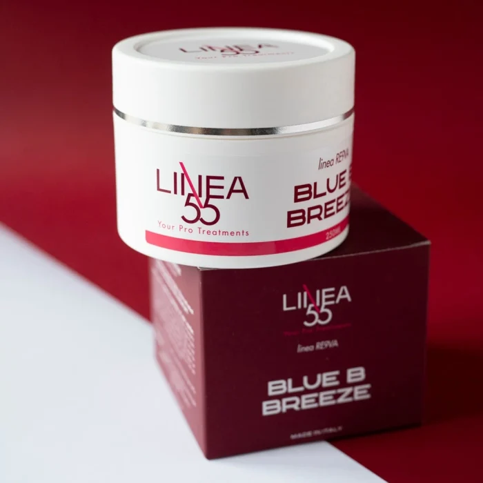 Dettaglio del tappo e dell'etichetta della crema drenante Blue B Breeze Re9va di Linea55 con mirtillo nero su sfondo rosso intenso.