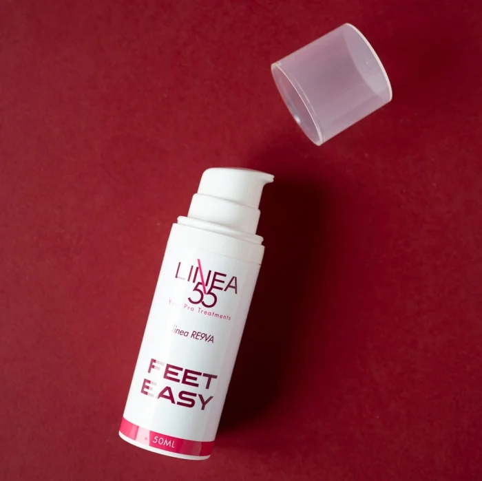 Flacone airless bianco da 50ml di crema piedi Feet Easy Re9va di Linea55 con cappuccio trasparente aperto su sfondo rosso.