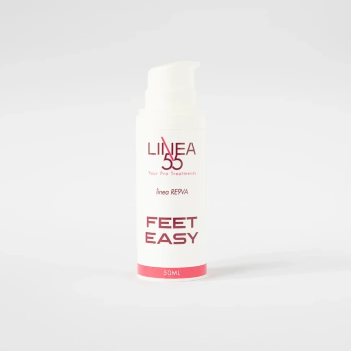 Flacone airless bianco da 50ml di crema piedi Feet Easy Re9va di Linea55 con estratti di pino e menta piperita, vista laterale su sfondo bianco.