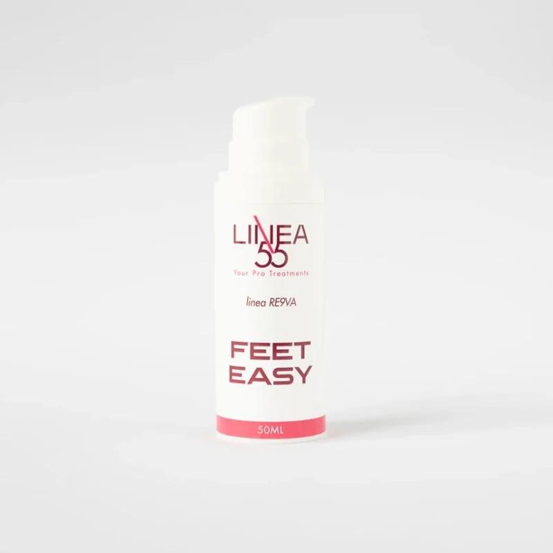 Flacone airless bianco da 50ml di crema piedi Feet Easy Re9va di Linea55 con estratti di pino e menta piperita, vista laterale su sfondo bianco.