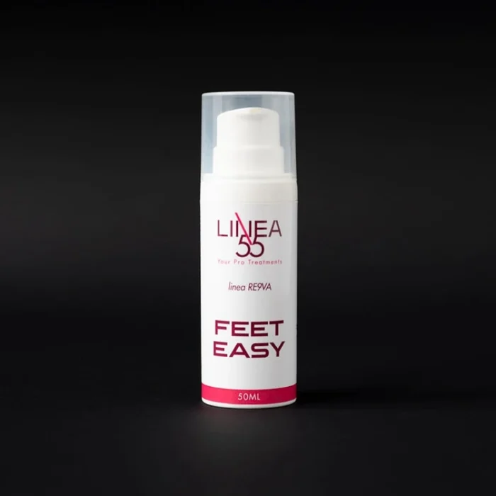 Flacone airless da 50ml di crema piedi Feet Easy Re9va con estratti di pino, glicerina e menta piperita su sfondo nero.
