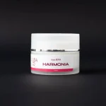 Vasetto bianco da 50ml di crema viso Harmonia Re9va di Linea55 con Argan, burro di karité e plancton marino su sfondo nero.