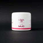 Barattolo bianco da 500ml di fango anticellulite Mud Re9va di Linea55 all'arnica montana su sfondo nero, visione dettagliata dell'etichetta.