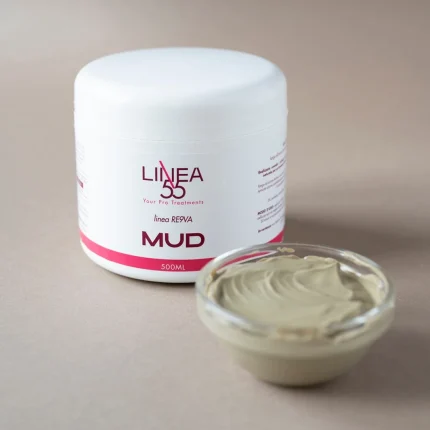 Barattolo da 500ml di fango Mud Re9va di Linea55 all'arnica montana con campione di texture cremosa in ciotola su sfondo beige.