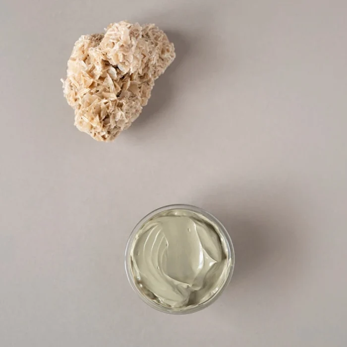 Texture cremosa del fango anticellulite Mud Re9va in ciotola di vetro con ingrediente naturale, ideale per trattamenti rimodellanti corpo.