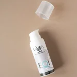 Crema adattogena EQI di Linea55 by Goodlife Wellness con dispenser e tappo su sfondo beige neutro.