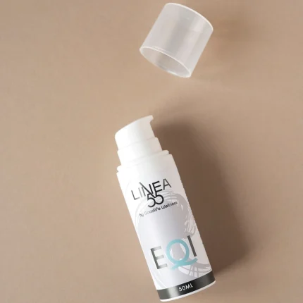 Crema adattogena EQI di Linea55 by Goodlife Wellness con dispenser e tappo su sfondo beige neutro.