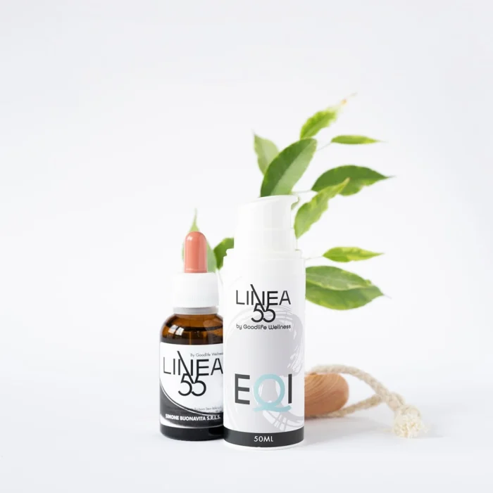 Prodotti Linea55 by Goodlife Wellness: flacone con contagocce di olio essenziale e crema EQI da 50ml con foglie verdi e accessorio in legno.