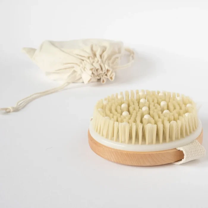 Spazzola esfoliante HoliSkin Re9va per scrub corpo Linea55 in legno naturale con setole bianche e sacchetto in cotone su sfondo bianco.